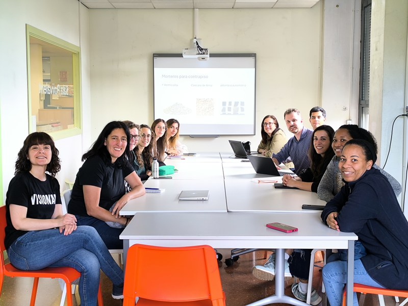 Bienvenida y presentaciones de profesor y estudiantes visitantes